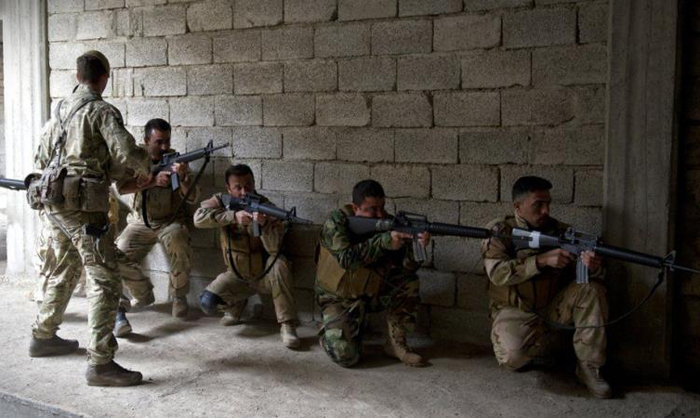 (تصاویر) آموزش انگلیسی‌ها به سربازان کرد