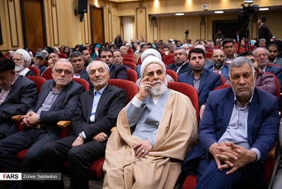 ناطق نوری در قاب عکسان. هفته گذشته او در سی و دومین همایش جشن گلریزان حضور پیدا کرد. نکته اینجاست که او در مراسم افطاری جامعه اسلامی مهندسین هم دعوت داشته است. شنیده ها حکایت از آن دارد که ناطق نوری در آن جلسه حضور پیدا کرده اما با ورود احمدی نژاد، آنجا را ترک کرده است.