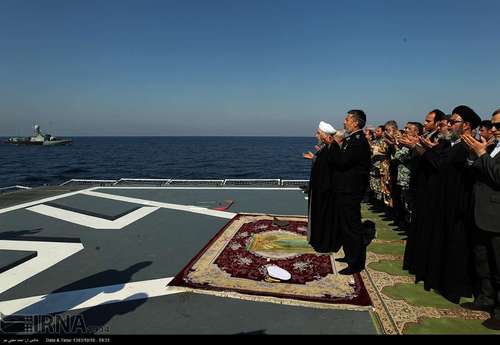 نماز جماعت به امامت روحانی در ناوشکن جماران (عکس)