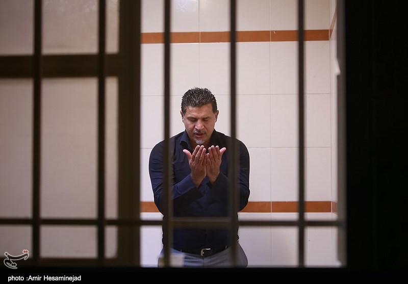 نماز خواندن علی دایی قبل از بازی با صبای قم