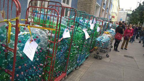 جمع آوری آب و غذا از سوی مردم آلمان برای مهاجران خارجی