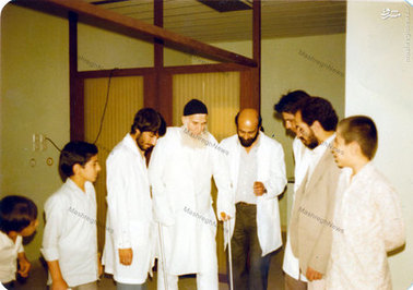  آیت الله العظمی سیدمحمدرضا گلپایگانی در یکی از سفرهای استعلاجی در یکی ازبیمارستان‌های تهران 