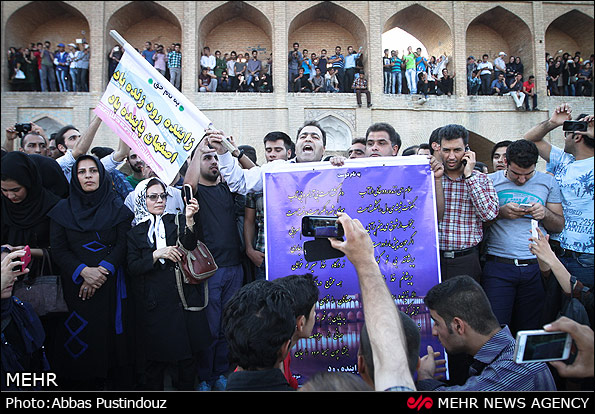 روایتی تصویری از زاینده رود خشک شده و خشم لبریز شده اصفهانی‌ها