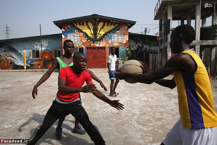 چهارمین کشور فقیر جهان است. این کشور در غرب آفریقا است و مردم آن هنوز از ۲۰ سال جنگ داخلی رنج می برند. با شیوع بیماری کشنده ابولا در سال ‏‏۲۰۱۴ در این کشور میزان فقر و رکود اقتصادی افزایش یافت. ‏ ‏ ‏‏ ‏‏متوسط درآمد سالانه مردم این کشور ۹۳۴ دلار است. ‏ ‏