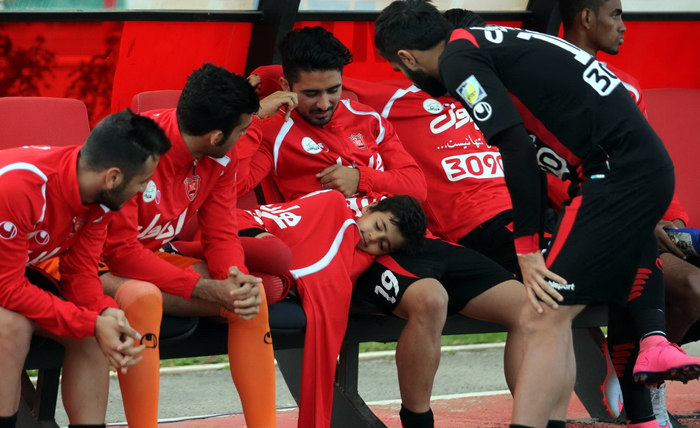 خواب هانی نوروزی روی نیمکت پرسپولیس/عکس