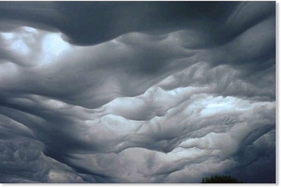 انگلستان . این ابرهای عجیب با نام ابرهای موج‌دار شوریده (undulatus asperatus) شناخته می‌شوند. 