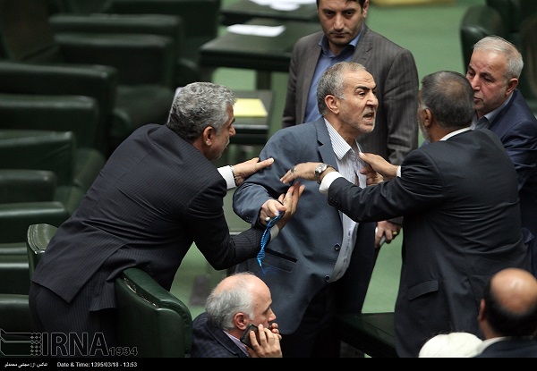 عکسی از درگیری یک نماینده با معاون وزیر در مجلس