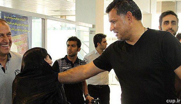 استقبال مادر علی دایی از فرزندش در اردبیل/عکس