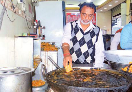 آشپزی که به‌جای قاشق با دستانش غذا را هم می‌زند! + تصاویر