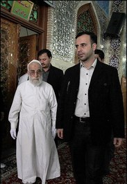 غبار روبی از ضریح مطهر امامزاده یحیی توسط آیت الله احمد جنتی 