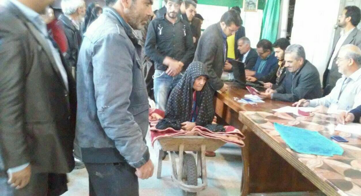 صحنه‌ای زیبا و ارزشمند در انتخابات/ عکس