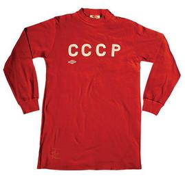  شوروی (یورو 1960): هرچند در آن زمان بینندگان تلویزیونی بازی ها را به شکل سیاه و سفید تماشا می ‏کردند اما پیراهن هایی که کمپانی آمبرو برای تیم ملی شوروی طراحی کرده بود، به اندازه ای چشم نواز ‏بود که حتی در تصاویر سیاه و سفید هم قابل تشخیص بود.‏