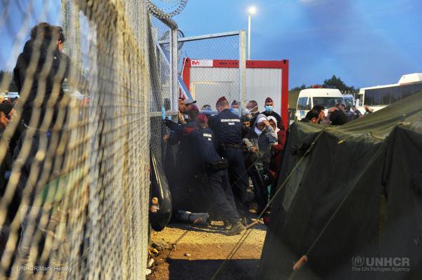 (تصاویر) پناهجویان سوری در قفس