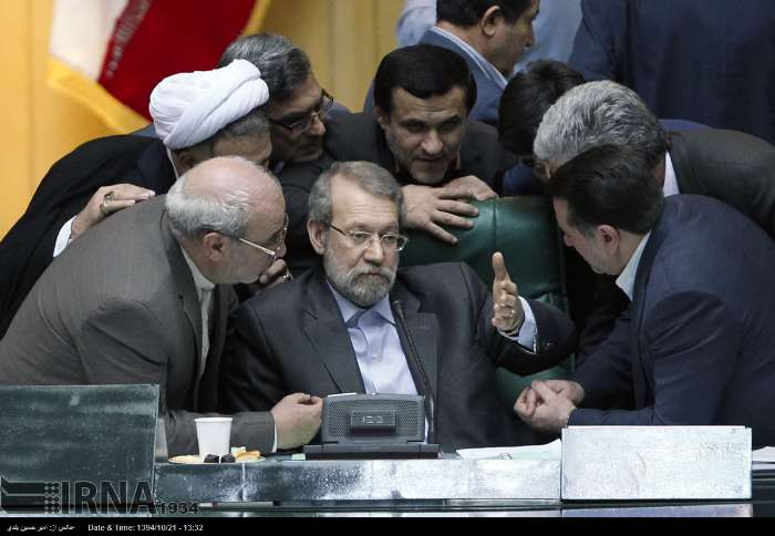 لاریجانی در محاصره نمایندگان/ عکس