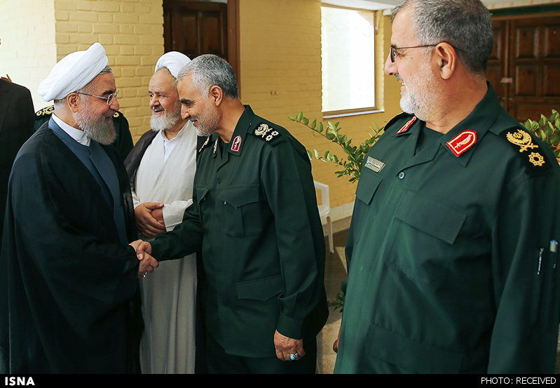 دست دادن حسن روحانی و سردار قاسم سلیمانی/عکس