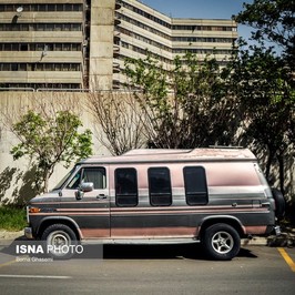 تهران - شهرک اکباتان - سال ۱۳۹۱ شورولت ون (Chevrolet Van) ساخت آمریکا، خودرویی است که در سال‌های ۱۹۶۴ تا ۱۹۹۶تولید شده‌ است. 
