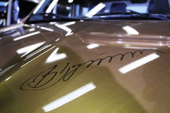 امضای پوتین پای کاپوت یک خودرو/عکس