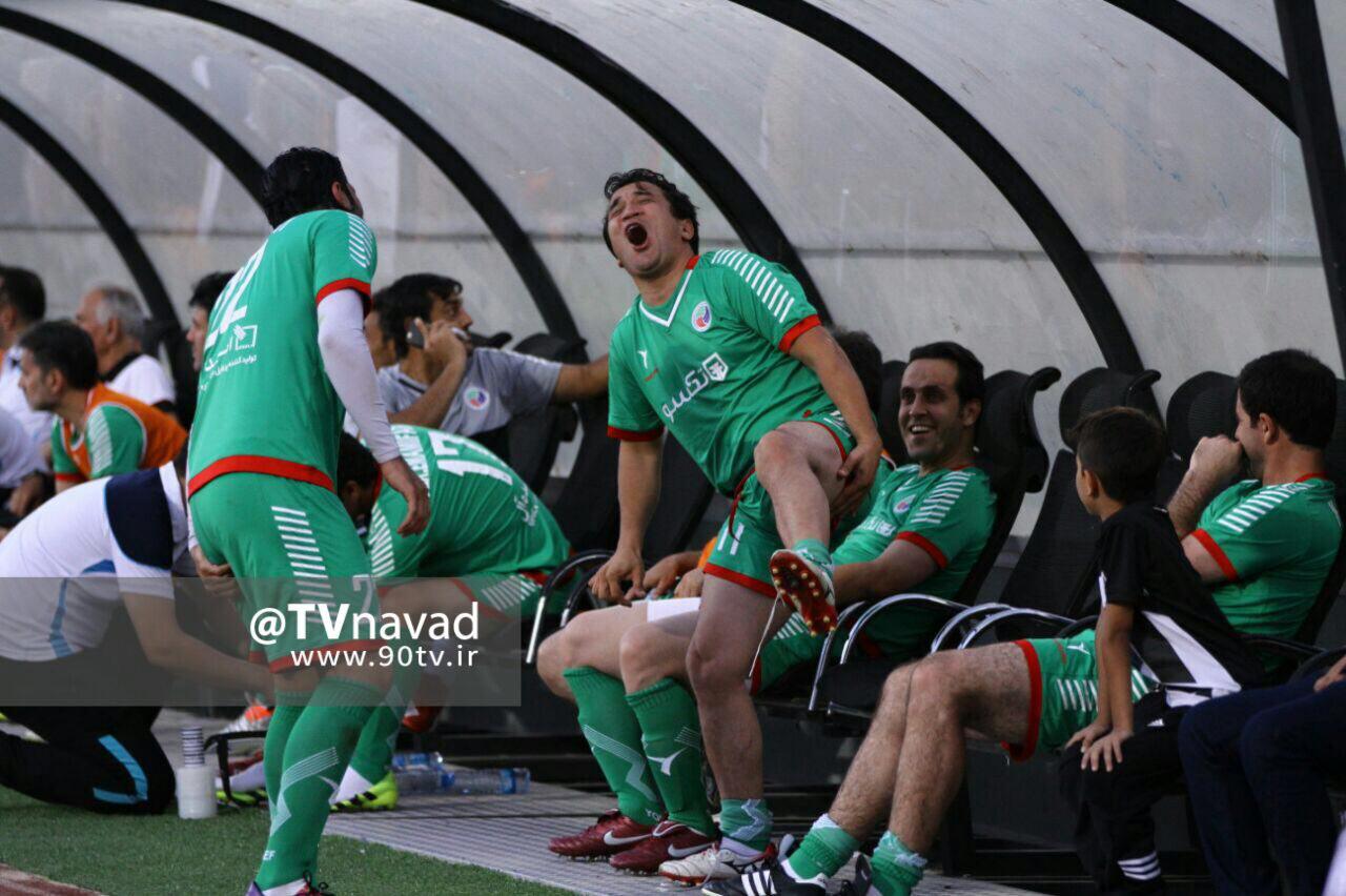 حرکت عجیب خداداد که باعث خنده کریمی شد/ عکس