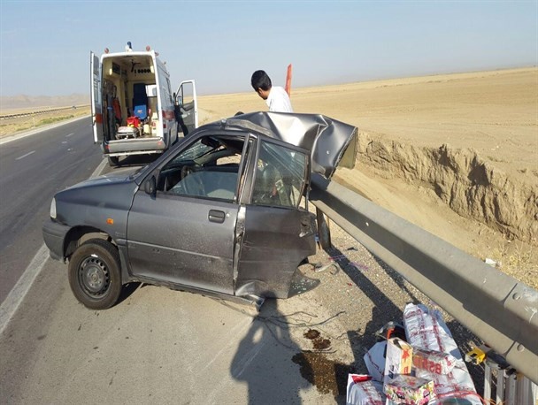 تصاویر / نصف شدن پراید در تصادف با گاردریل در اتوبان همدان- ساوه