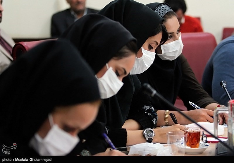 خبرنگاران اینگونه در نشست خبری ابتکار حاضر شدند /عکس