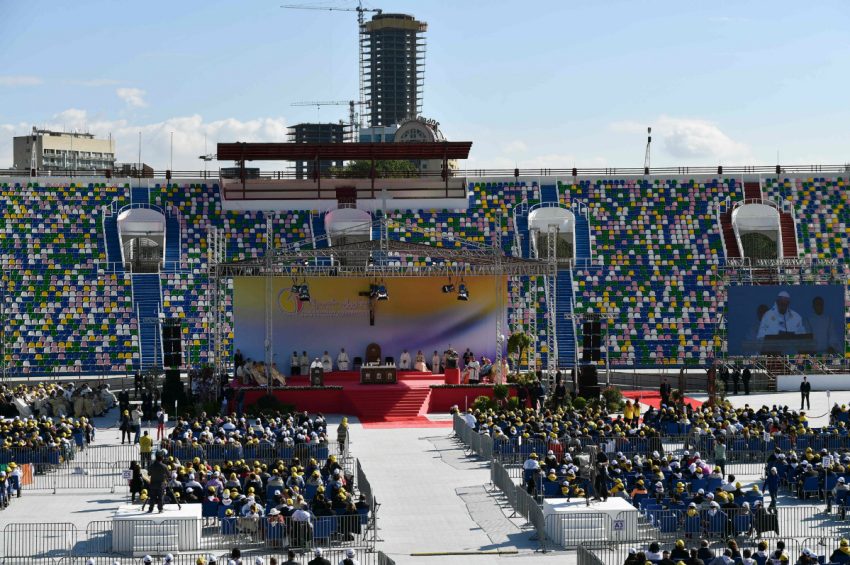 استقبال سرد از پاپ در ورزشگاه نیمه خالی پایتخت گرجستان (+عکس)