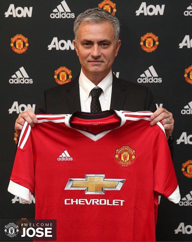 مورینیو و پیراهن منچستریونایند/عکس