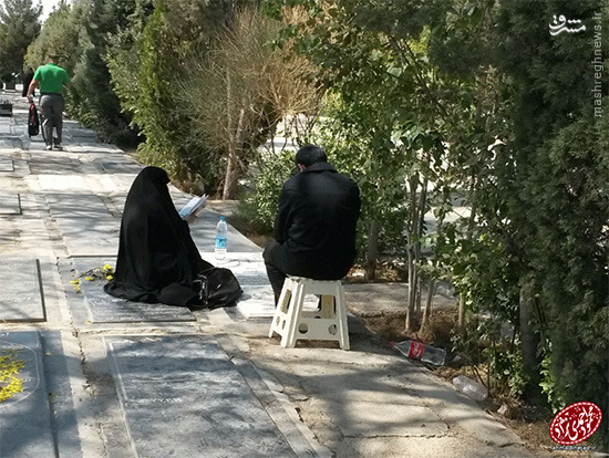 احمدی نژاد بر مزار مادرش/عکس