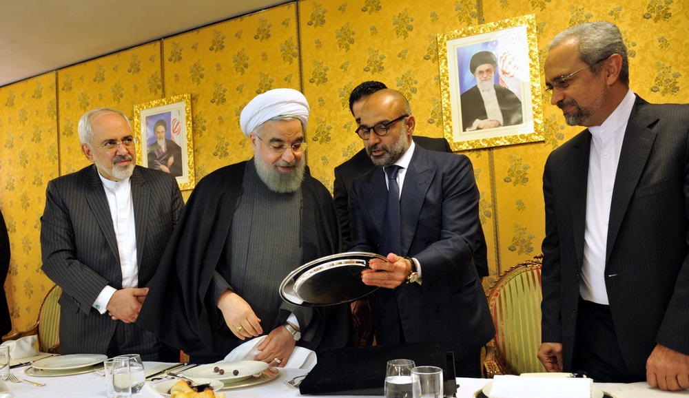 روحانی سر میز شام / عکس