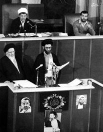 آیت الله خامنه ای به اتفاق آیت الله موسوی در حال به جای آوردن مراسم تحلیف اولین دوره ریاست جمهوری