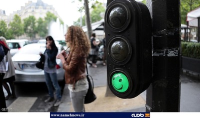 لبخند سبز بر چراغ راهنمایی در خیابان