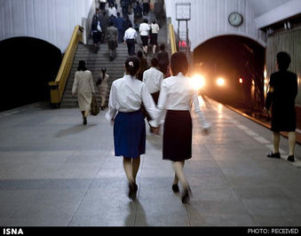 دولت کره با این عنوان که مترو مکانی نظامی است از عکاس خواسته بود که عکس‌هایش از متروی پیونگ‌یانگ را از بین ببرد