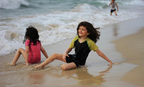 تصاویر : افزایش دما و پناه بردن مردم غزه و رام الله به دریا