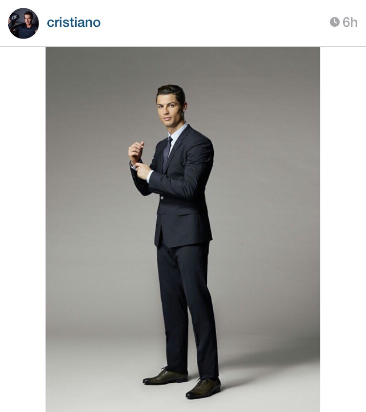 رونالدو با عکس های تبلیغاتی خود چه می کند! +عکس