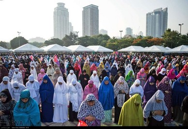  تصویر اقامه نماز عید فطر در کشور فیلیپین را نشان می دهد.