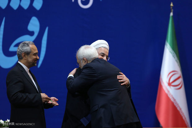 ظریف در آغوش روحانی/ عکس