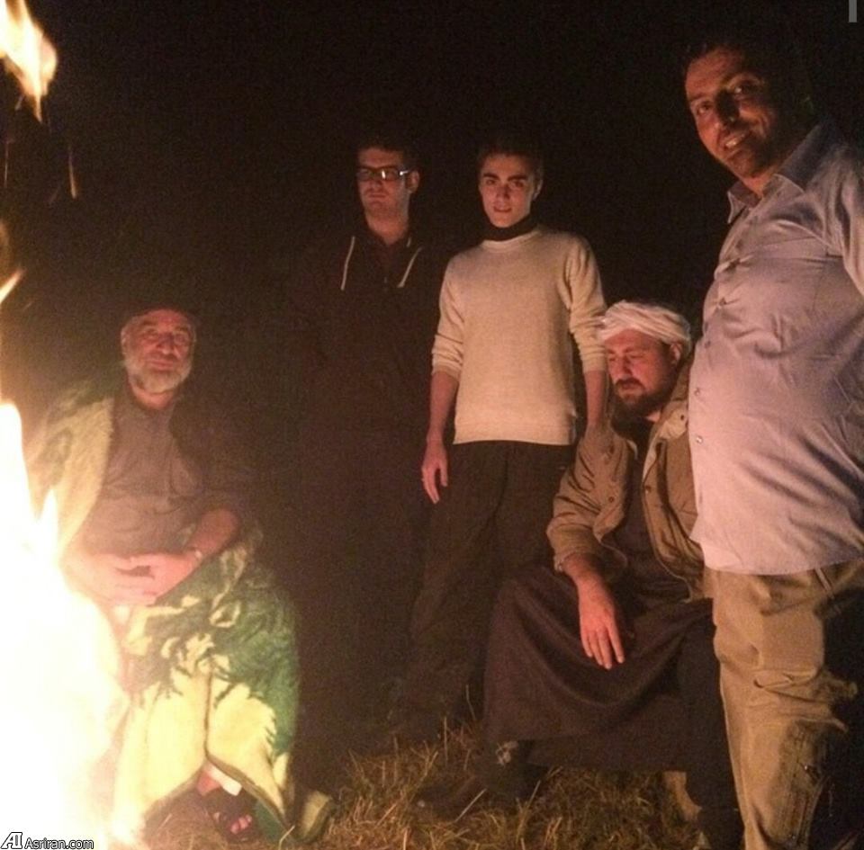 سید حسن خمینی و پسرش در کنار آتش/ عکس