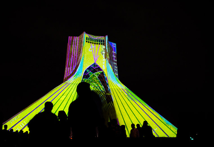 (تصاویر) رقص‌نور هنرمند آلمانی در برج آزادی