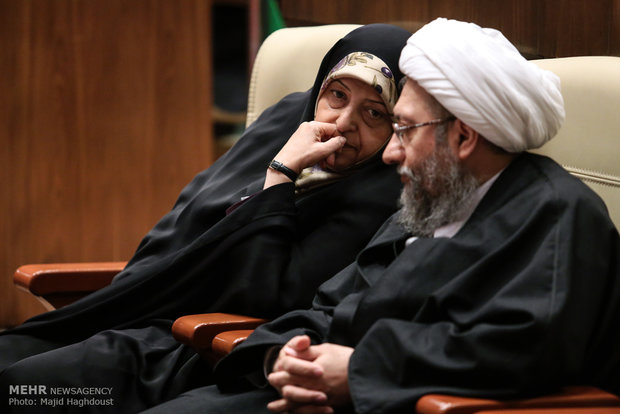 صحبت‌های درگوشی ابتکار و آملی لاریجانی/ عکس