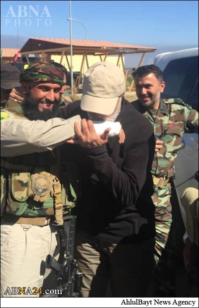 بوسۀ فرمانده حشد شعبی به دست «ابوعزرائیل» / عکس