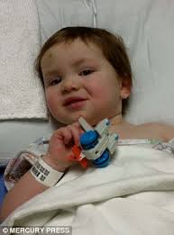 بلعیدن باتری لیتیوم گلوی کودک نوپا را آتش زد + تصاویر