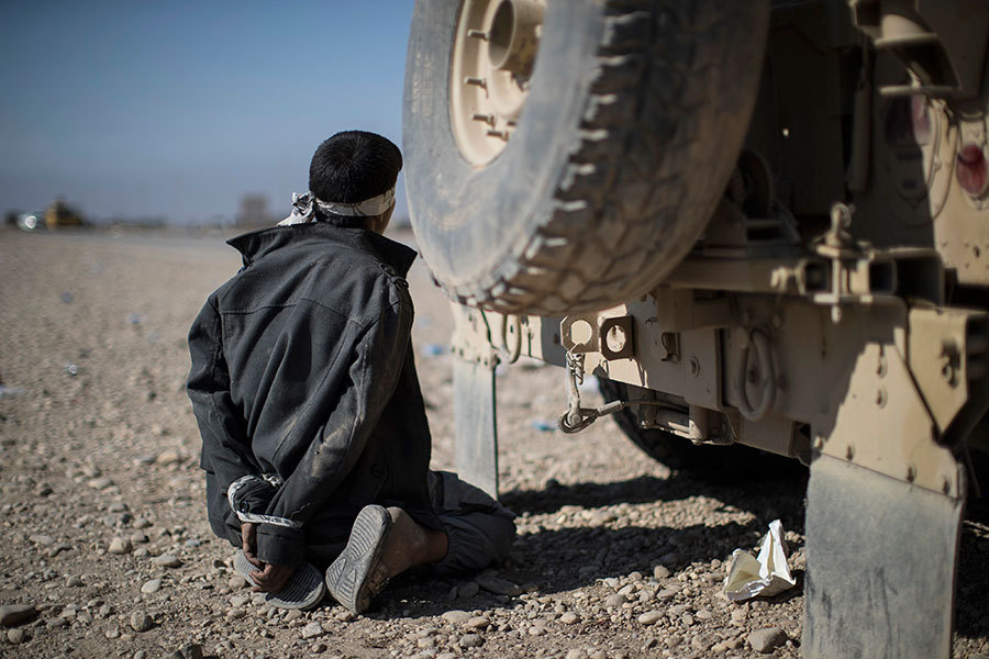 به اسارت گرفتن یک داعشی در موصل/عکس