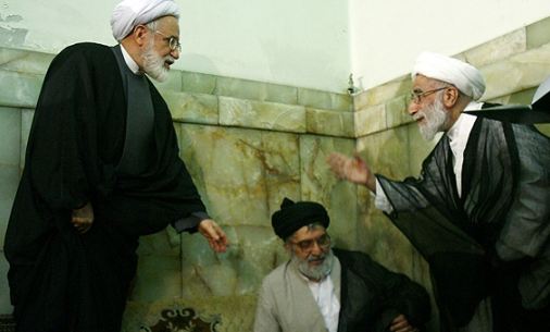 بازگشت احمدی نژاد از مسیر مراسم ختم با لبخند و سکوت