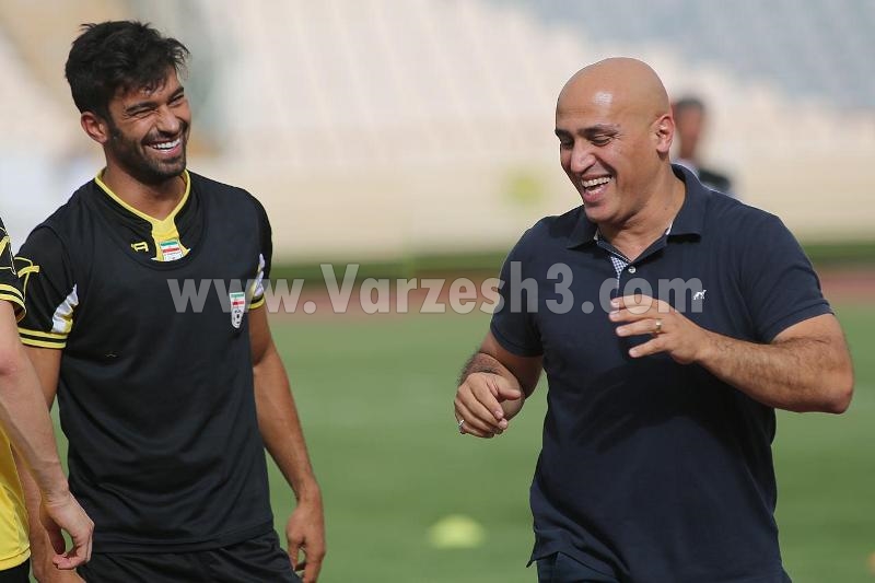 شوخی منصوریان با مدافع پرسپولیس/ عکس