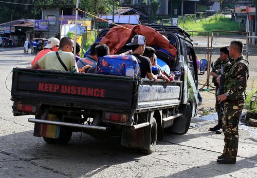 غیرنظامیان در حال فرار از شهر