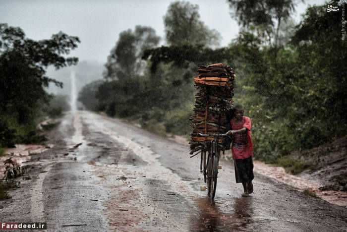 سومین کشور فقیر جهان است. تورم بالا و اتکا به تامین مالی کمک کننده ها منجر به سقوط اقتصادی بیشتر در مالاوی شد. مشکلات اقتصادی مالاوی از سال ‏‏۲۰۱۱ پس از اینکه نهادهای بین‌المللی که معمولاً ۴۰ درصد از بودجه این کشور را پشتیبانی می‌کردند، کمک خود را به دلیل ‏نگرانی‌های مربوط به حقوق بشر در این کشور متوقف کردند، وخیم‌تر شد.‏‏ متوسط در آمد سالانه مردم این کشور ۸۱۹ دلار است. ‏ ‏