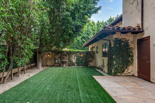 حیاط پشتی خانه چمنی بوده و فضایی کاملا روستائی و زیبا را تداعی می کند.