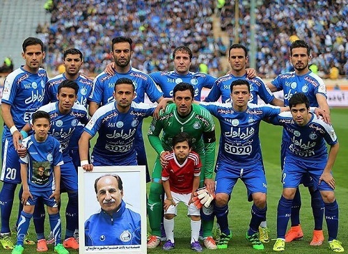 عکس یادگاری بازیکنان استقلال با فرزند هادی نوروزی