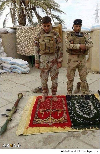 عکس/ نماز دو رزمنده شیعه و سنی