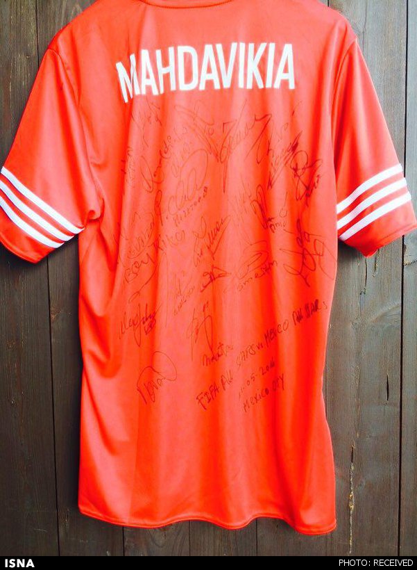 پیراهن مهدوی‌کیا به مزایده گذاشته می‌شود/ عکس