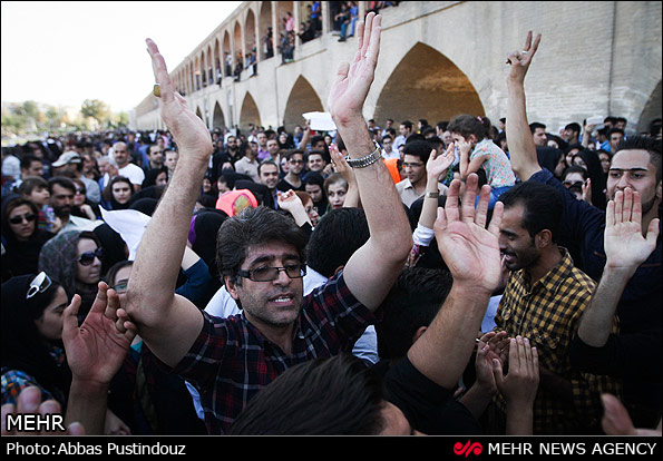 روایتی تصویری از زاینده رود خشک شده و خشم لبریز شده اصفهانی‌ها